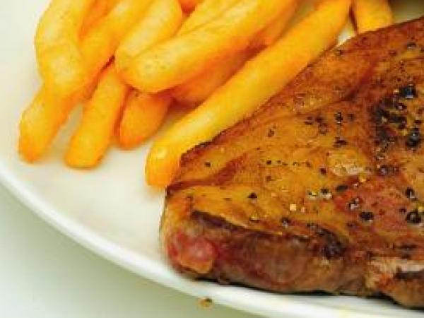 Bife acebolado com batatas